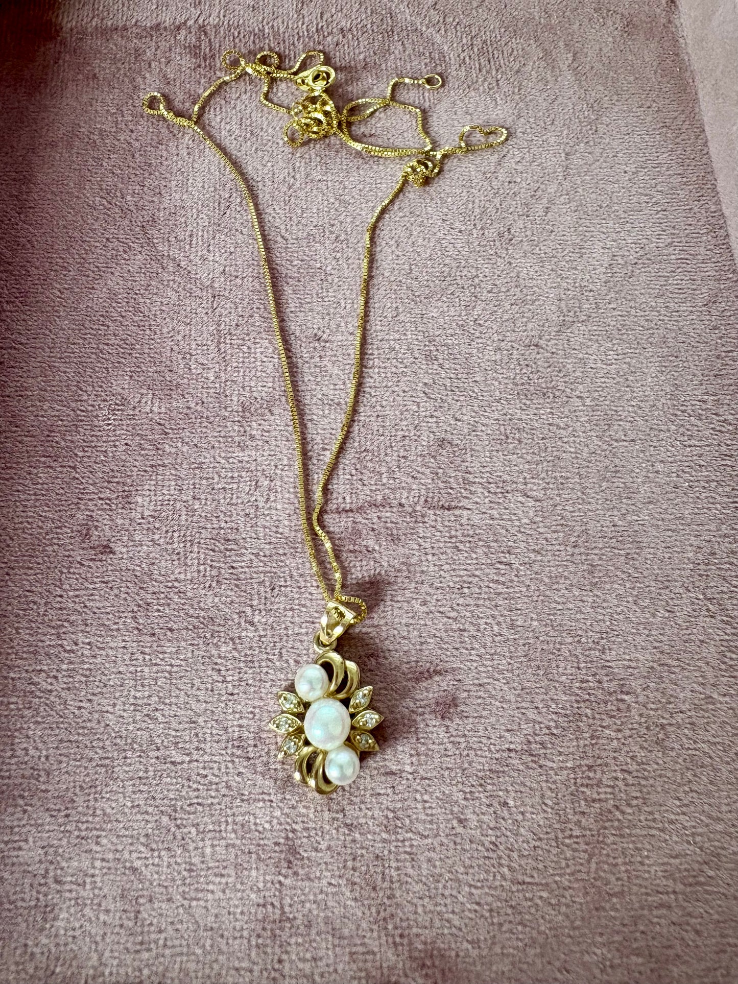 Pretty 9ct Gold Diamond and Cultured Pearl Pendant on a 9ct Gold Chain