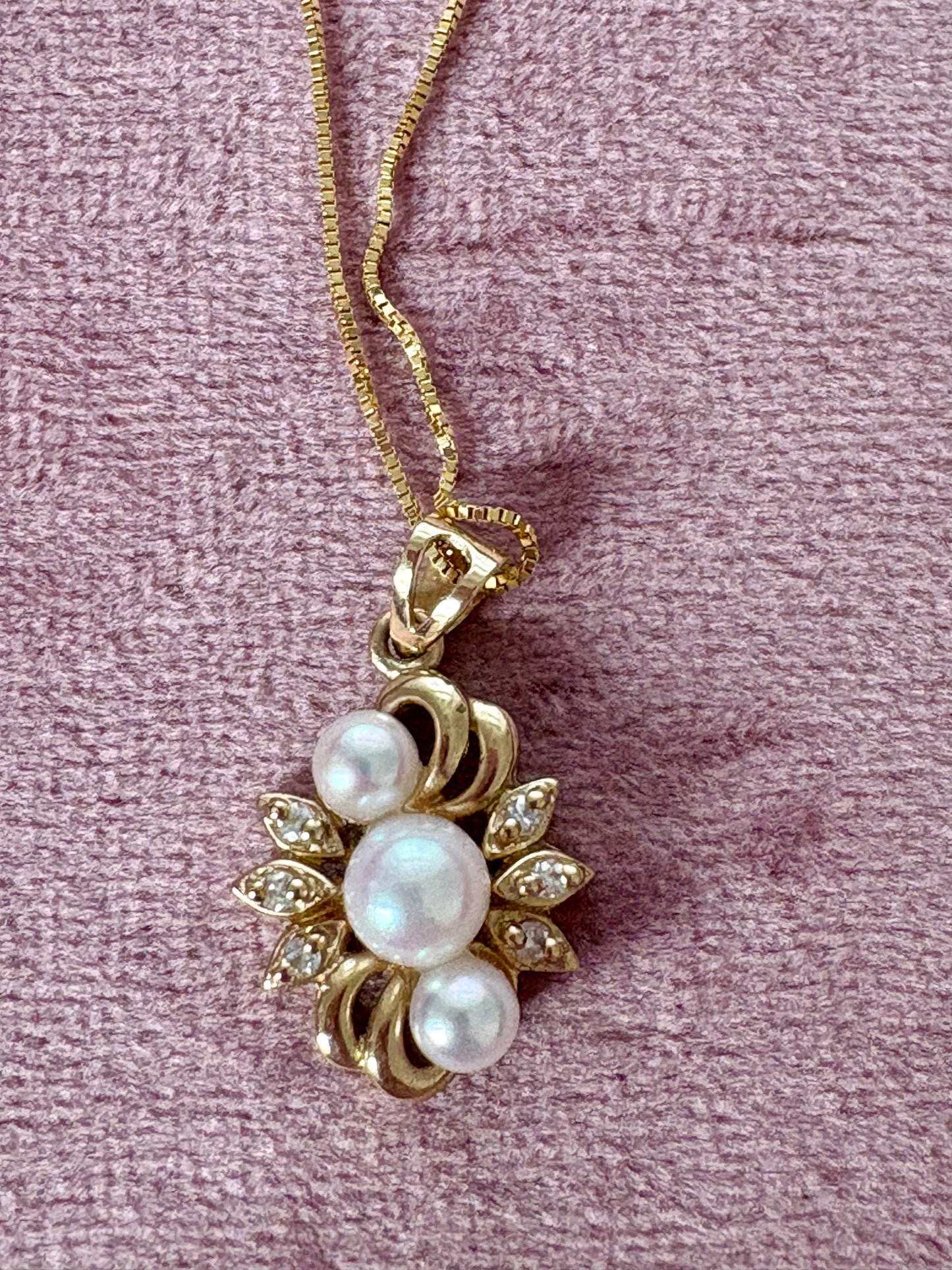 Pretty 9ct Gold Diamond and Cultured Pearl Pendant on a 9ct Gold Chain