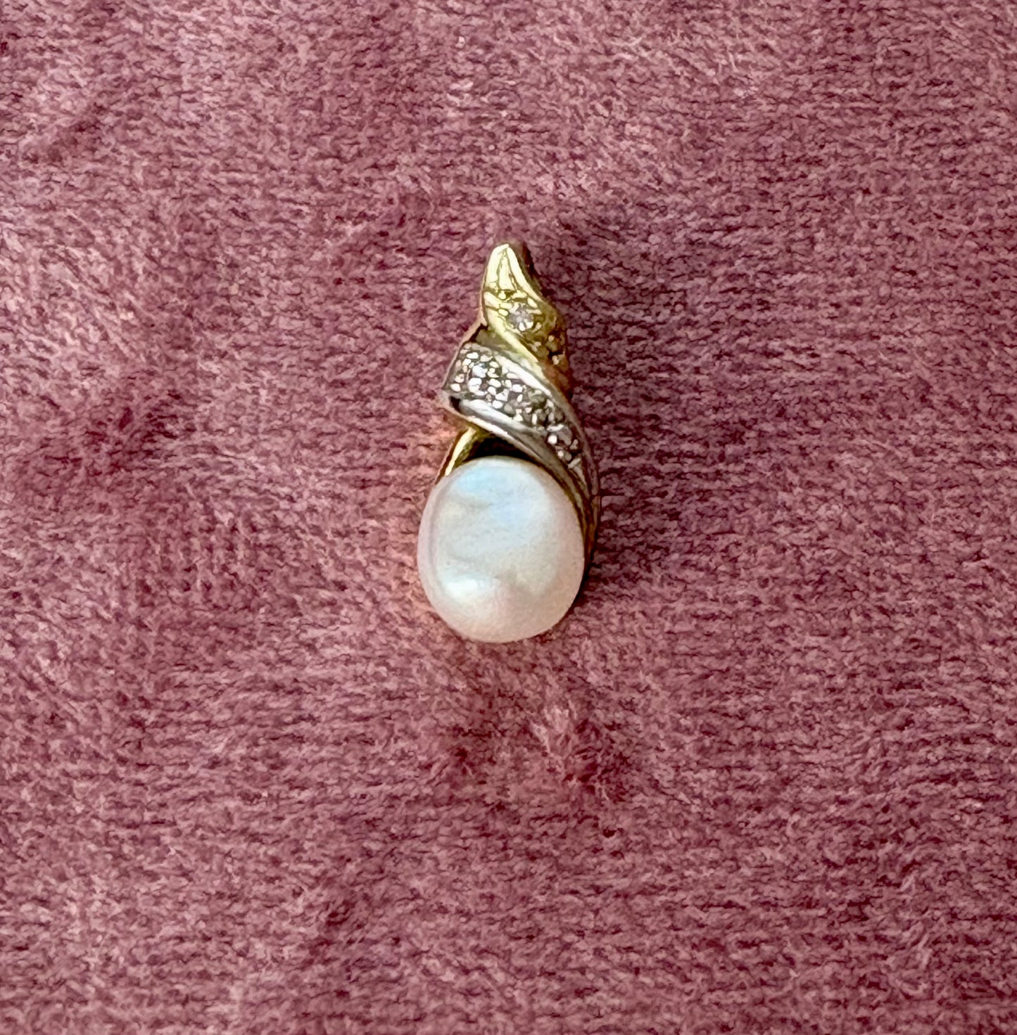 Sweet 14ct Gold Cultured Pearl Pendant