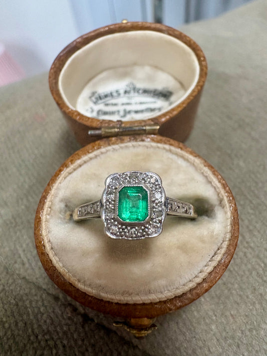 Lovely 18ct Yellow Gold, Platinum, Emerald and Diamond Ring