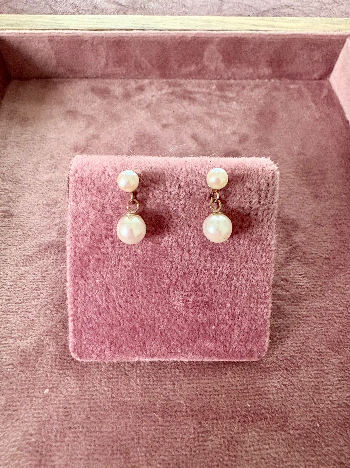 Very tasteful Cultured Pearl and 9ct Gold Earrings