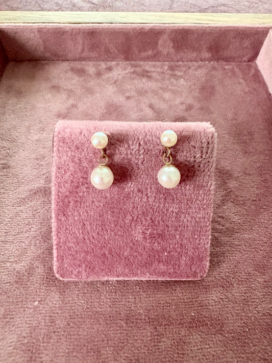 Very tasteful Cultured Pearl and 9ct Gold Earrings