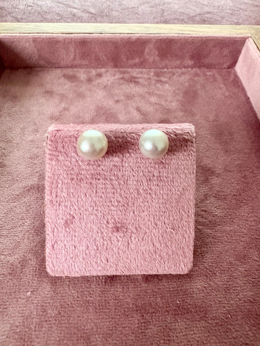 Very Attractive 9ct Gold and Cultured Pearl Stud Earrings