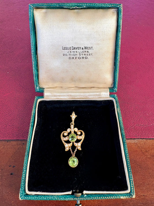 Beautiful Edwardian 15ct Gold Peridot and Split Pearl Pendant