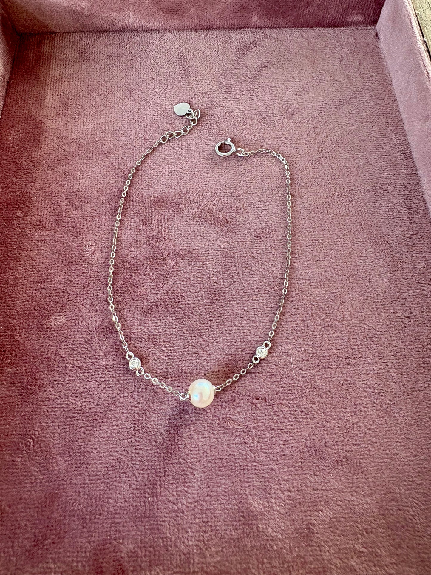 Gorgeous 18ct White Gold Bracelet with a Cultured Pearl and Diamonds