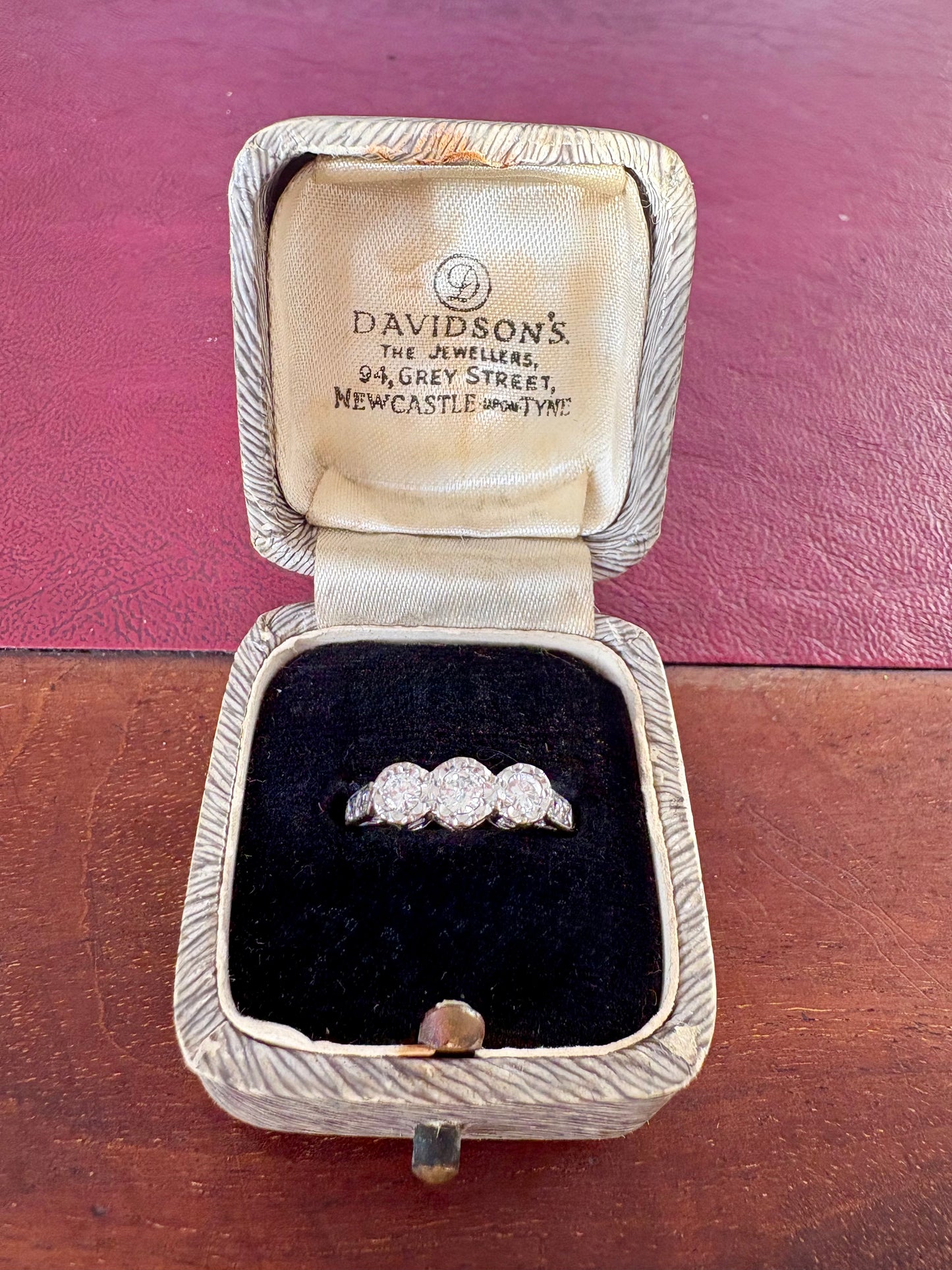 Pretty Vintage 18ct White Gold Diamond Trilogy Ring