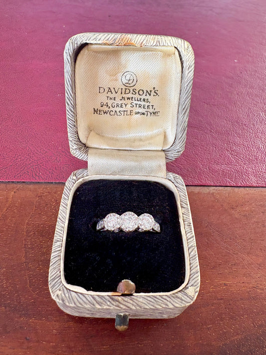 Pretty Vintage 18ct White Gold Diamond Trilogy Ring