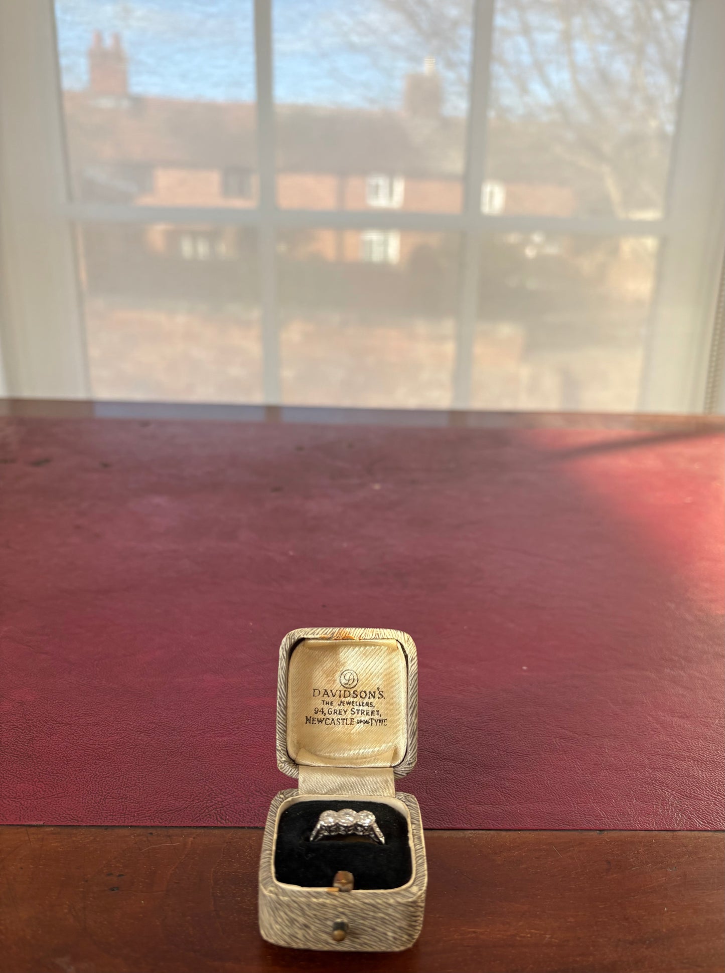 Pretty Vintage 18ct White Gold Diamond Trilogy Ring