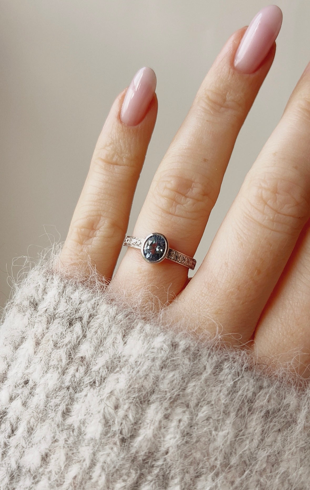 Gorgeous 18ct White Gold, Cornflower Blue Sapphire and Diamond Ring