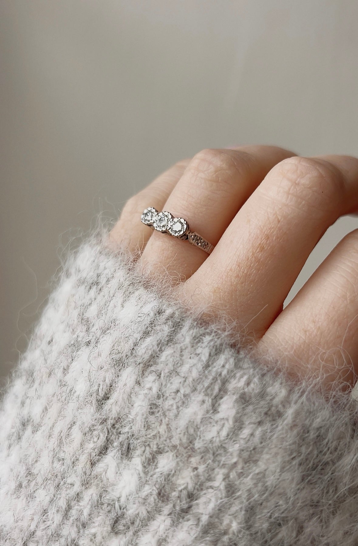 Pretty Vintage 18ct White Gold Diamond Trilogy Ring