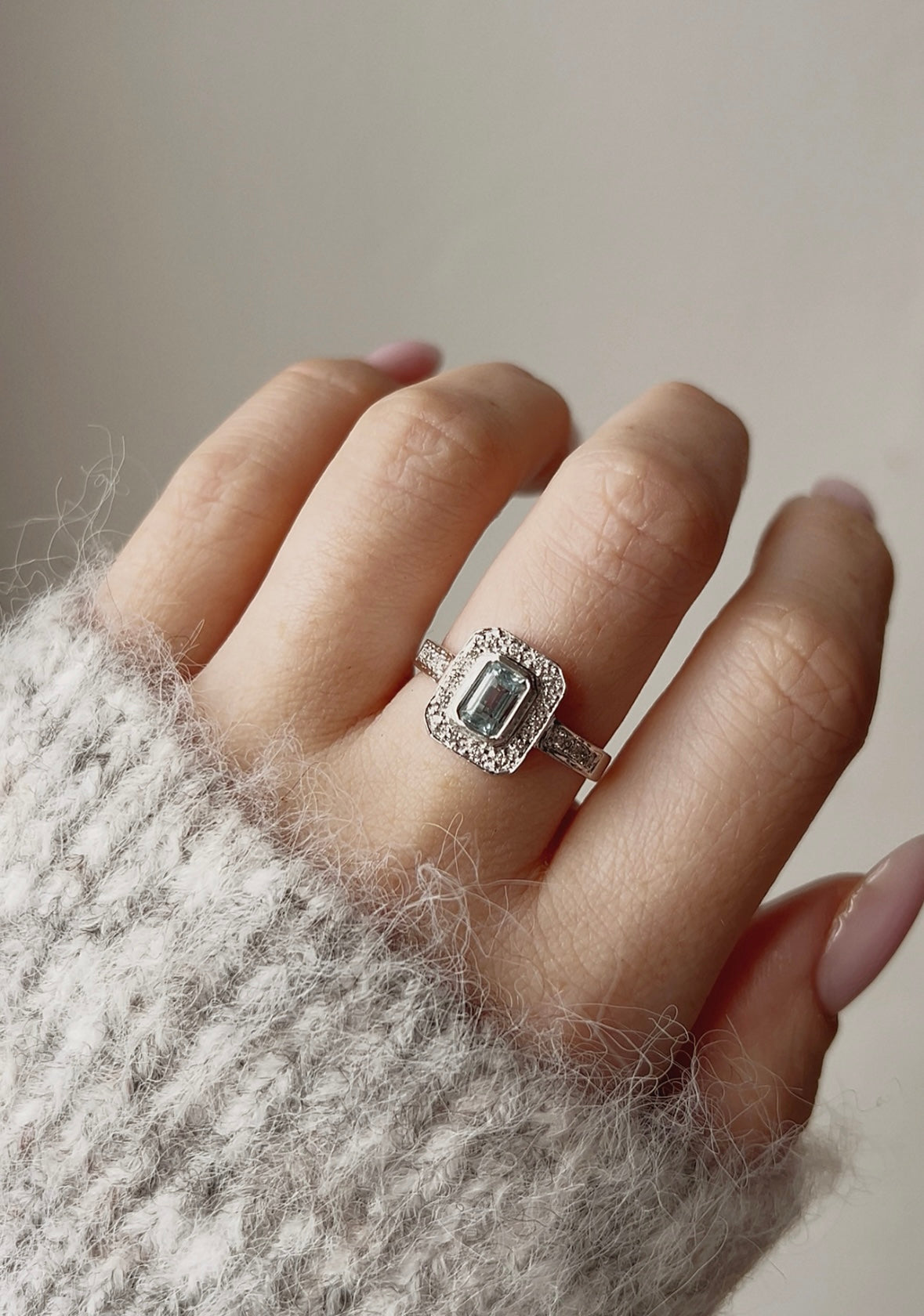 Stunning 18ct Gold, Aquamarine and Diamond Ring