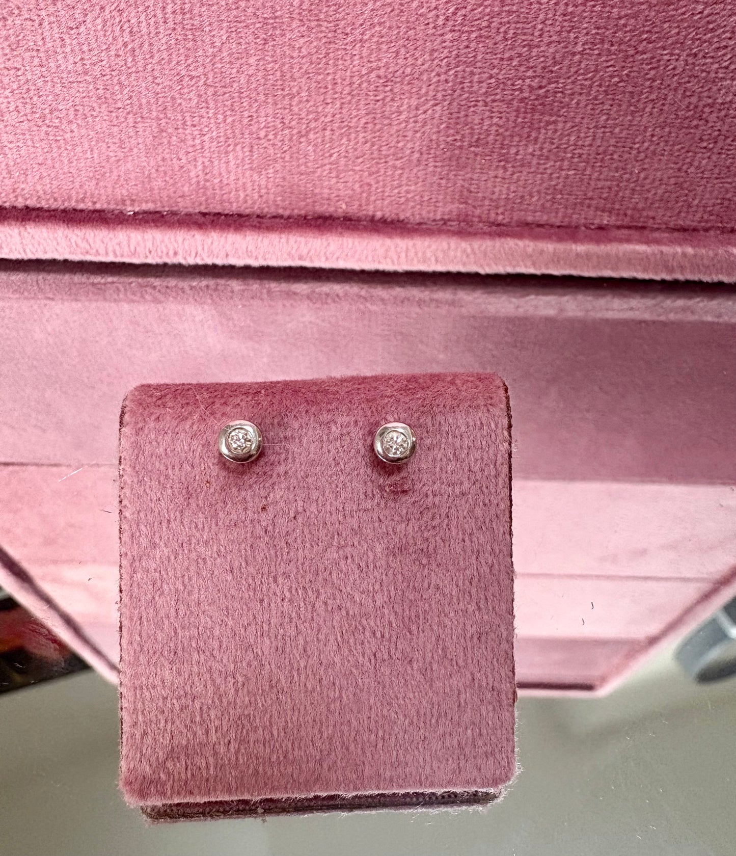 Gorgeous 18ct White Gold Solitaire Natural Diamond Earrings