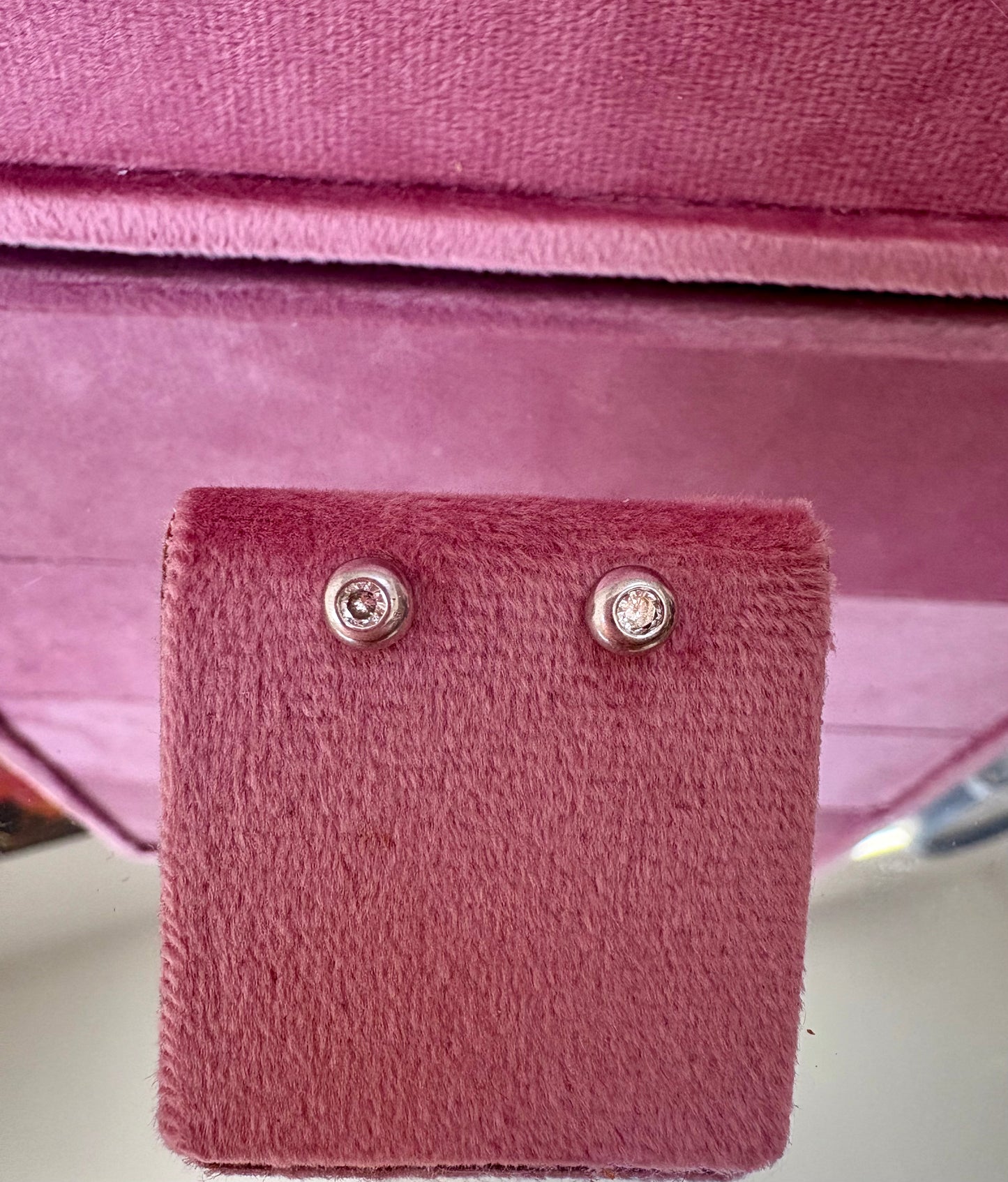 Gorgeous Pair of 18ct White Gold Natural Diamond Solitaire Earrings