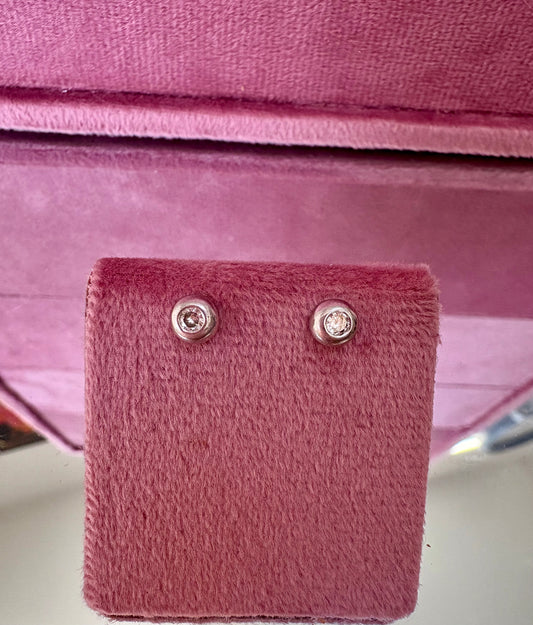 Gorgeous Pair of 18ct White Gold Natural Diamond Solitaire Earrings