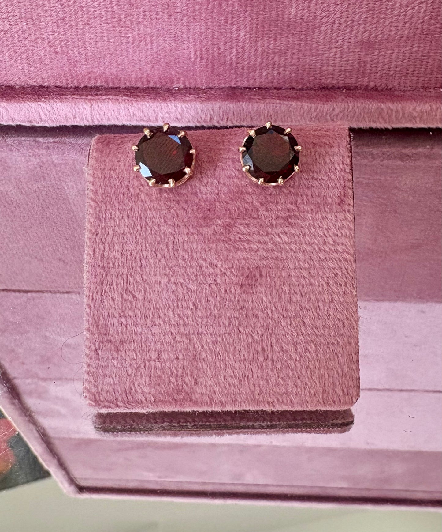 Lovely Vintage 9ct Gold Garnet Stud Earrings