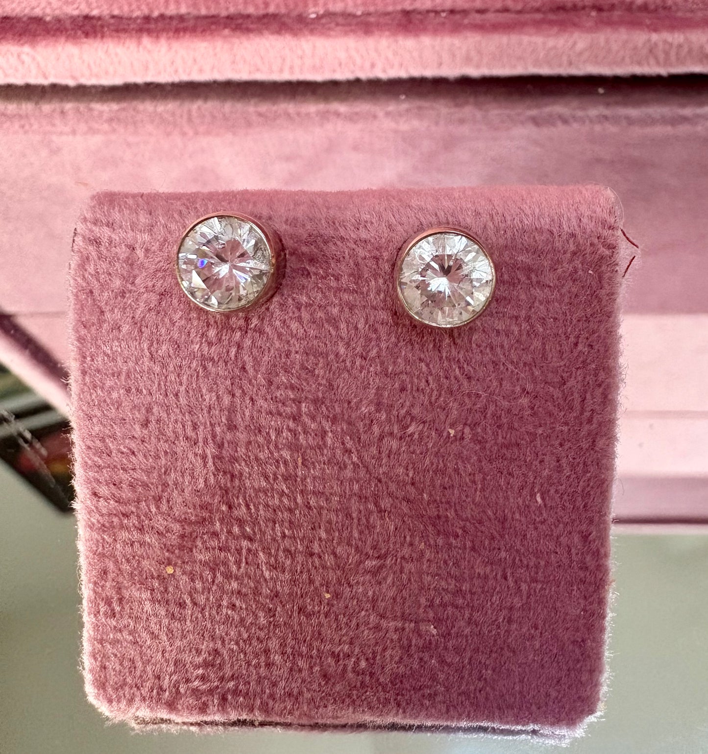 Gorgeous Modern 14ct White Gold Cubic Zirconia Stud Earrings