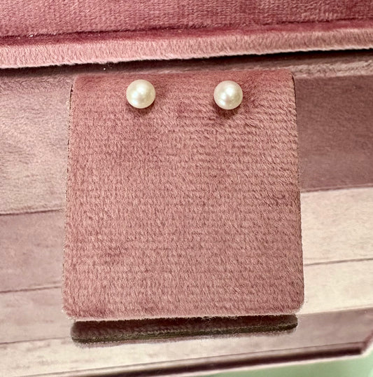 Beautiful Pair of 9ct White Gold and Cultured Pearl Stud Earrings