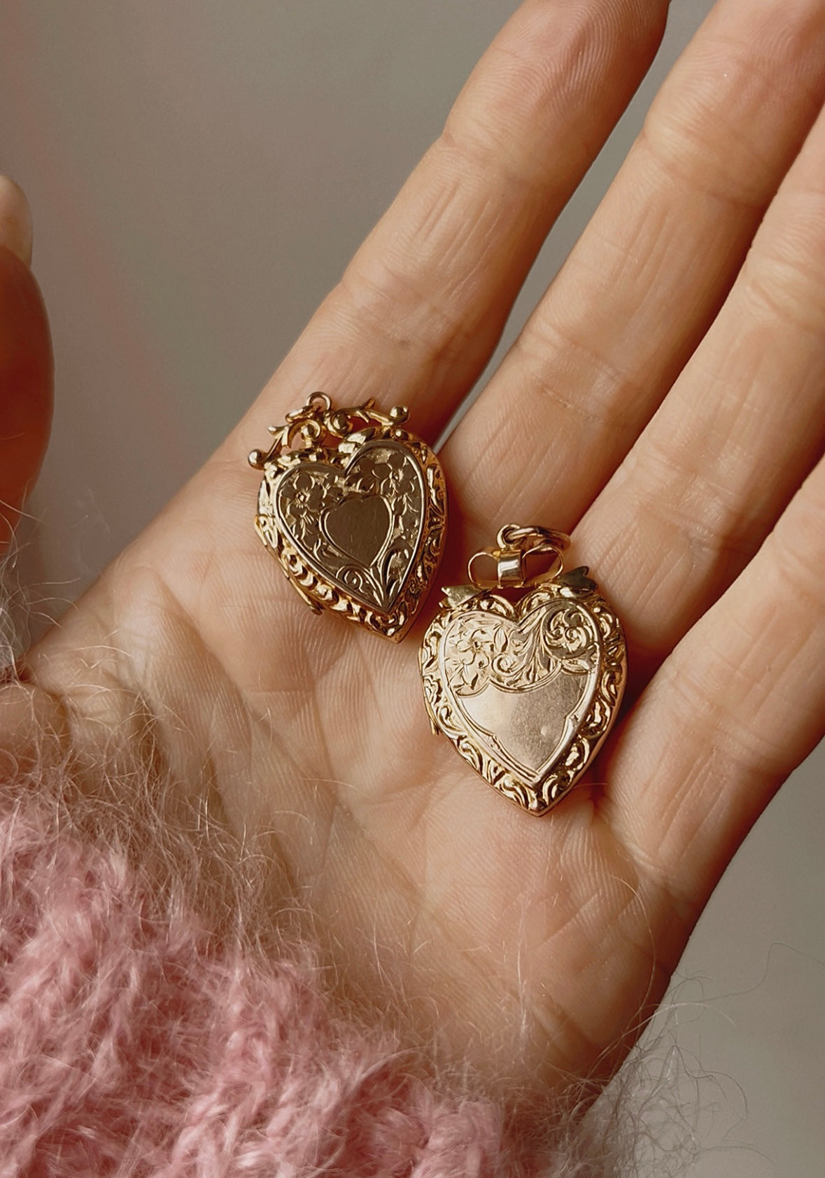 Very Beautiful Antique 9ct Gold Back and Front Heart Locket