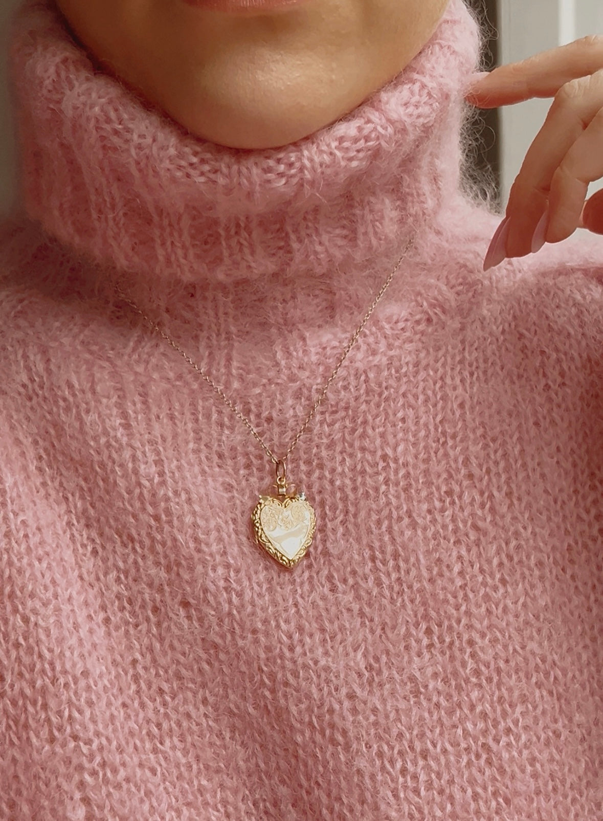 Very Beautiful Antique 9ct Gold Back and Front Heart Locket