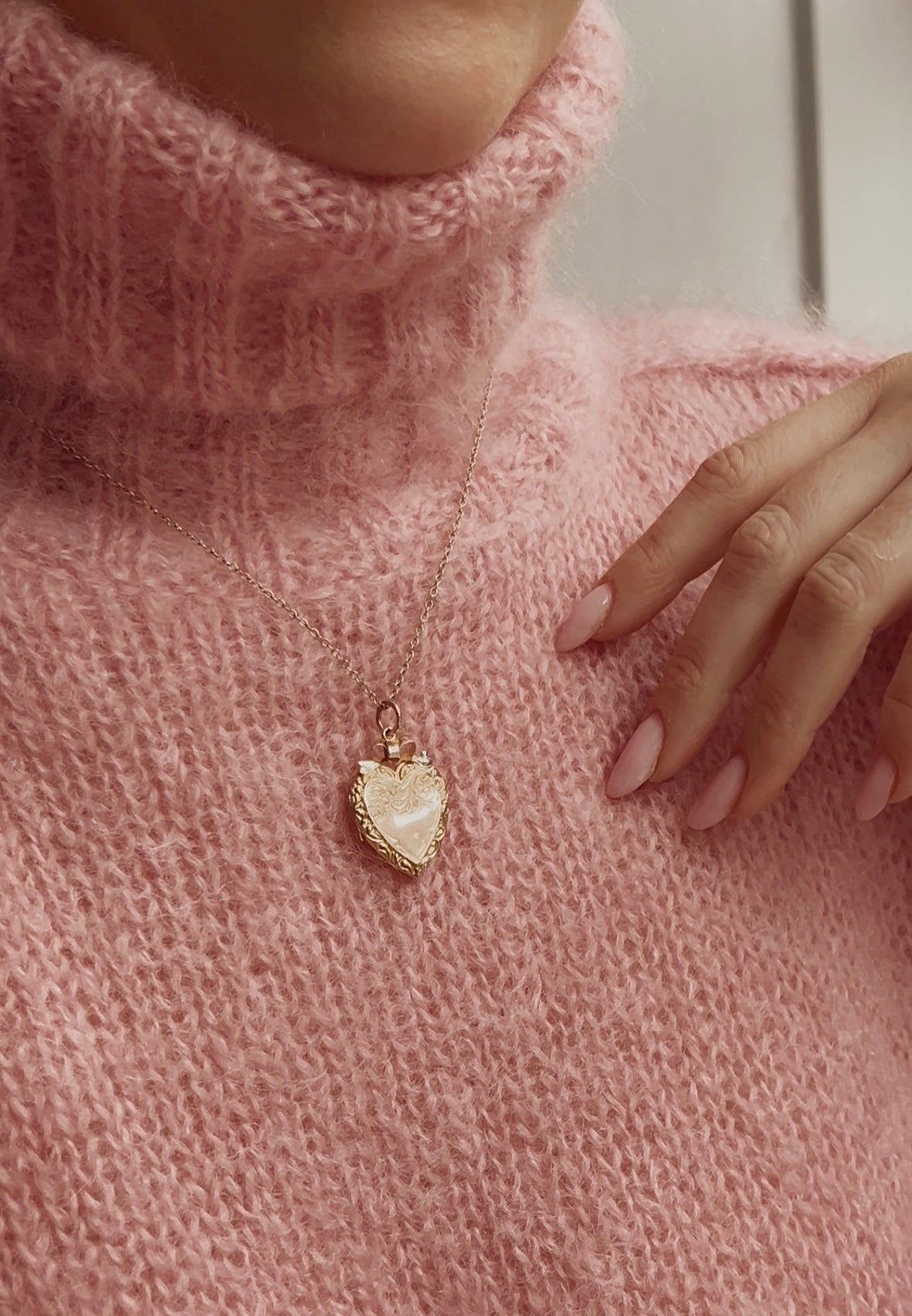 Very Beautiful Antique 9ct Gold Back and Front Heart Locket