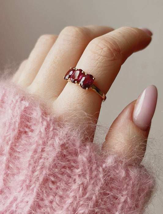 Gorgeous Vintage 9ct Gold Garnet Three Stone Ring
