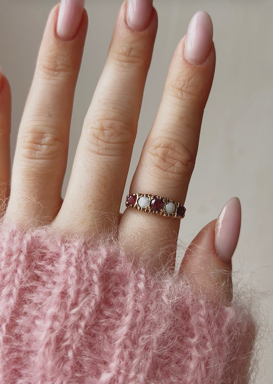 Lovely Vintage 9ct Gold Opal and Garnet Five Stone Ring