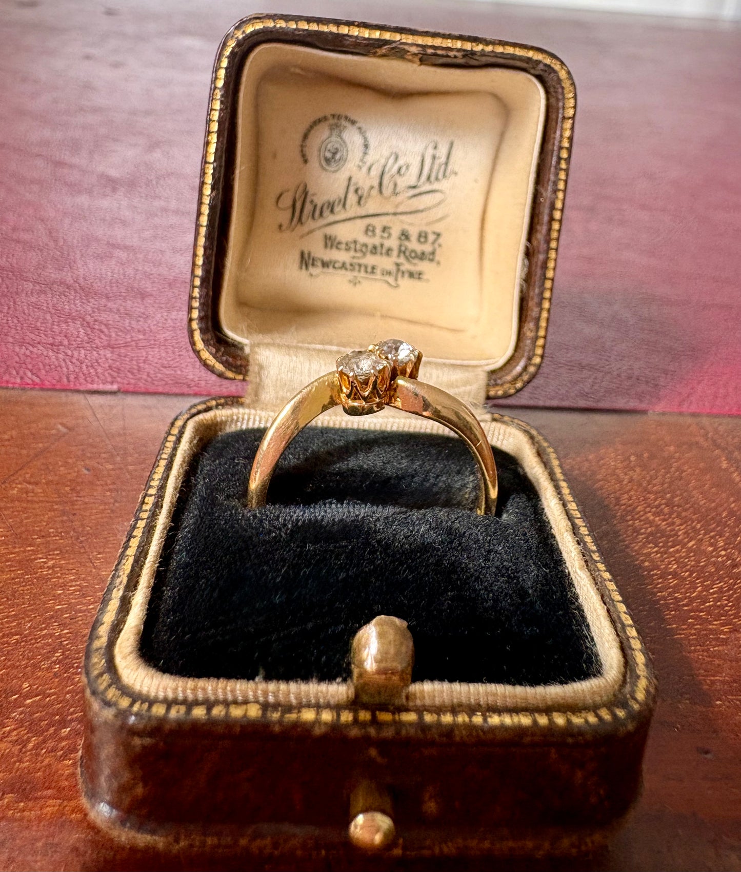 Very attractive Edwardian 18ct Gold Diamond Two-Stone Ring