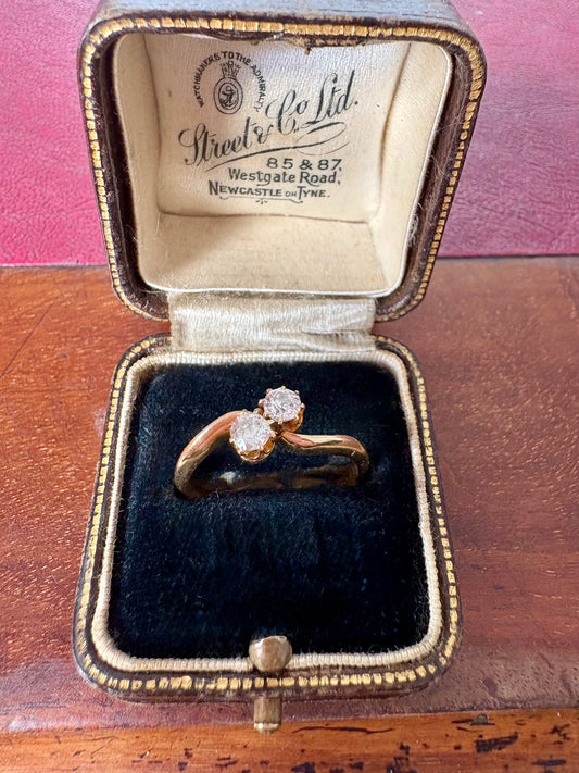 Very attractive Edwardian 18ct Gold Diamond Two-Stone Ring