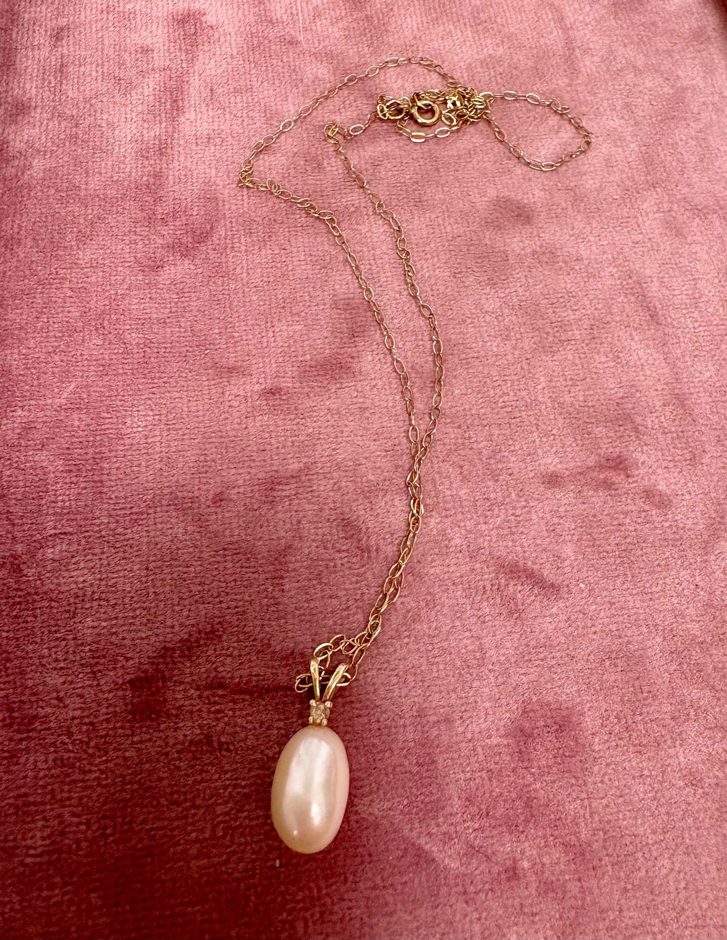 Beautiful Vintage Gold, Cultured Pearl and Diamond Pendant on a gold chain