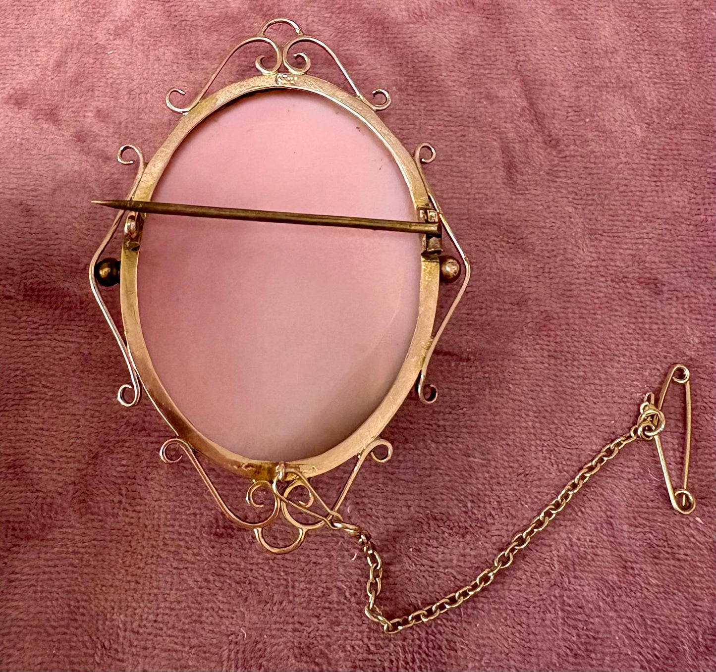 Beautiful Late 19th Century Pink Conch Shell Cameo Brooch in 9ct Gold