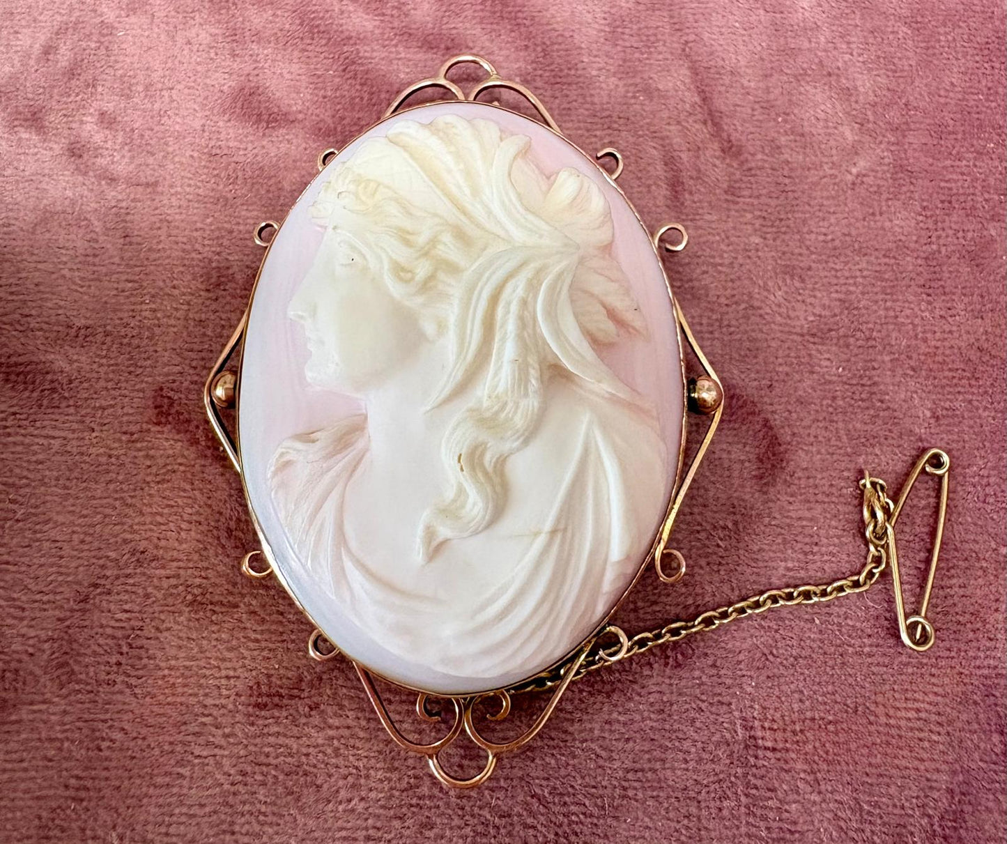 Beautiful Late 19th Century Pink Conch Shell Cameo Brooch in 9ct Gold