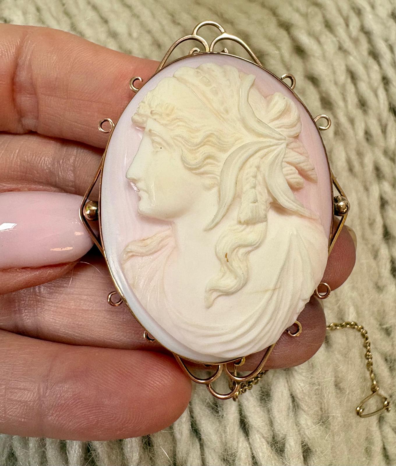 Beautiful Late 19th Century Pink Conch Shell Cameo Brooch in 9ct Gold
