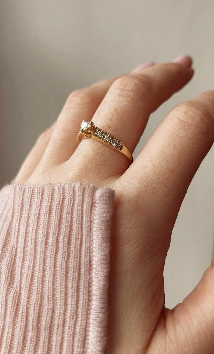 Stunning 18ct Gold Diamond Heart Dress Ring