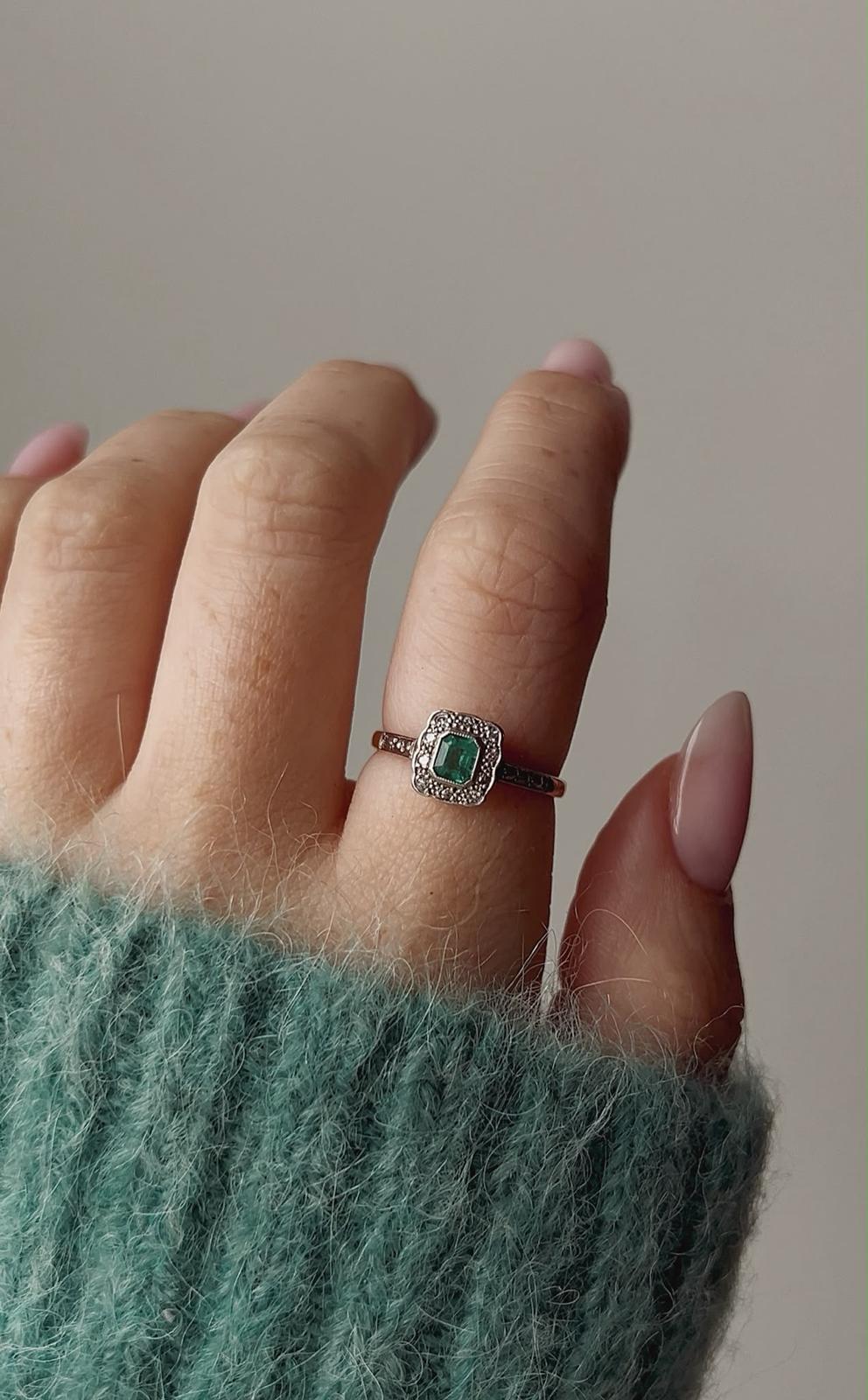 Lovely 18ct Yellow Gold, Platinum, Emerald and Diamond Ring