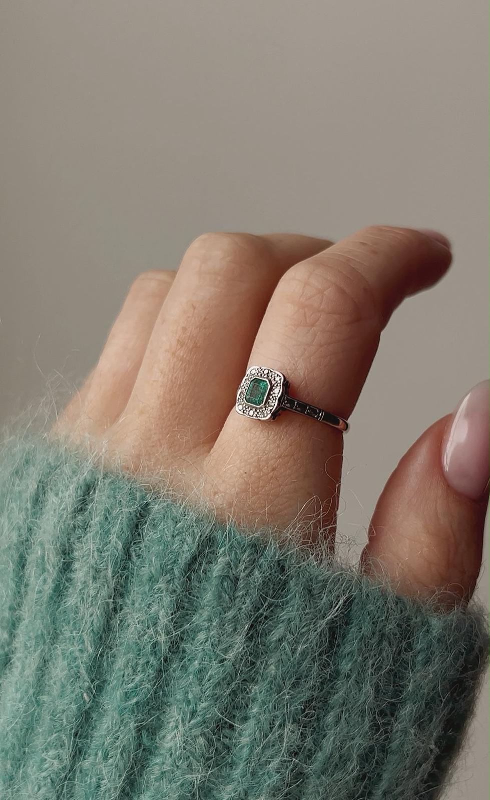 Lovely 18ct Yellow Gold, Platinum, Emerald and Diamond Ring