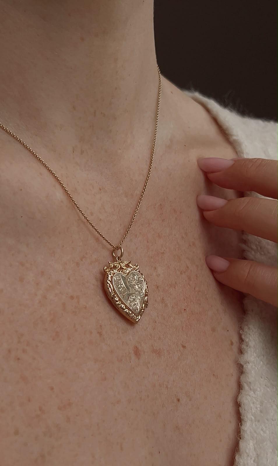 Very Beautiful Antique 9ct Gold Back and Front Heart Locket