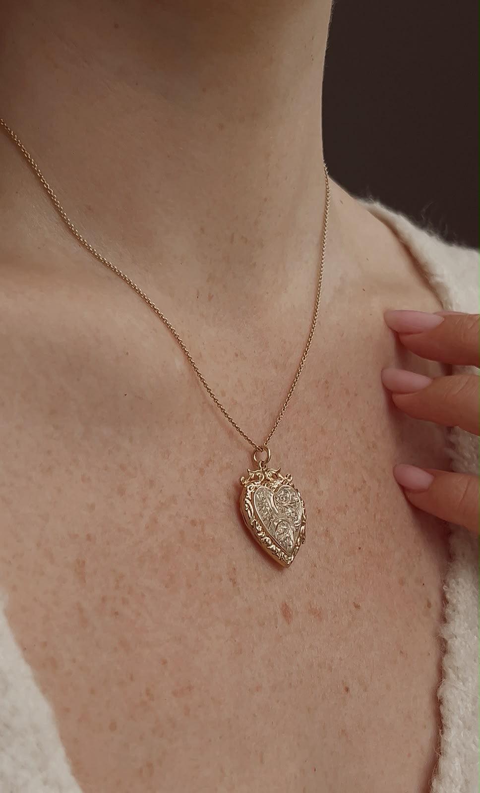Very Beautiful Antique 9ct Gold Back and Front Heart Locket