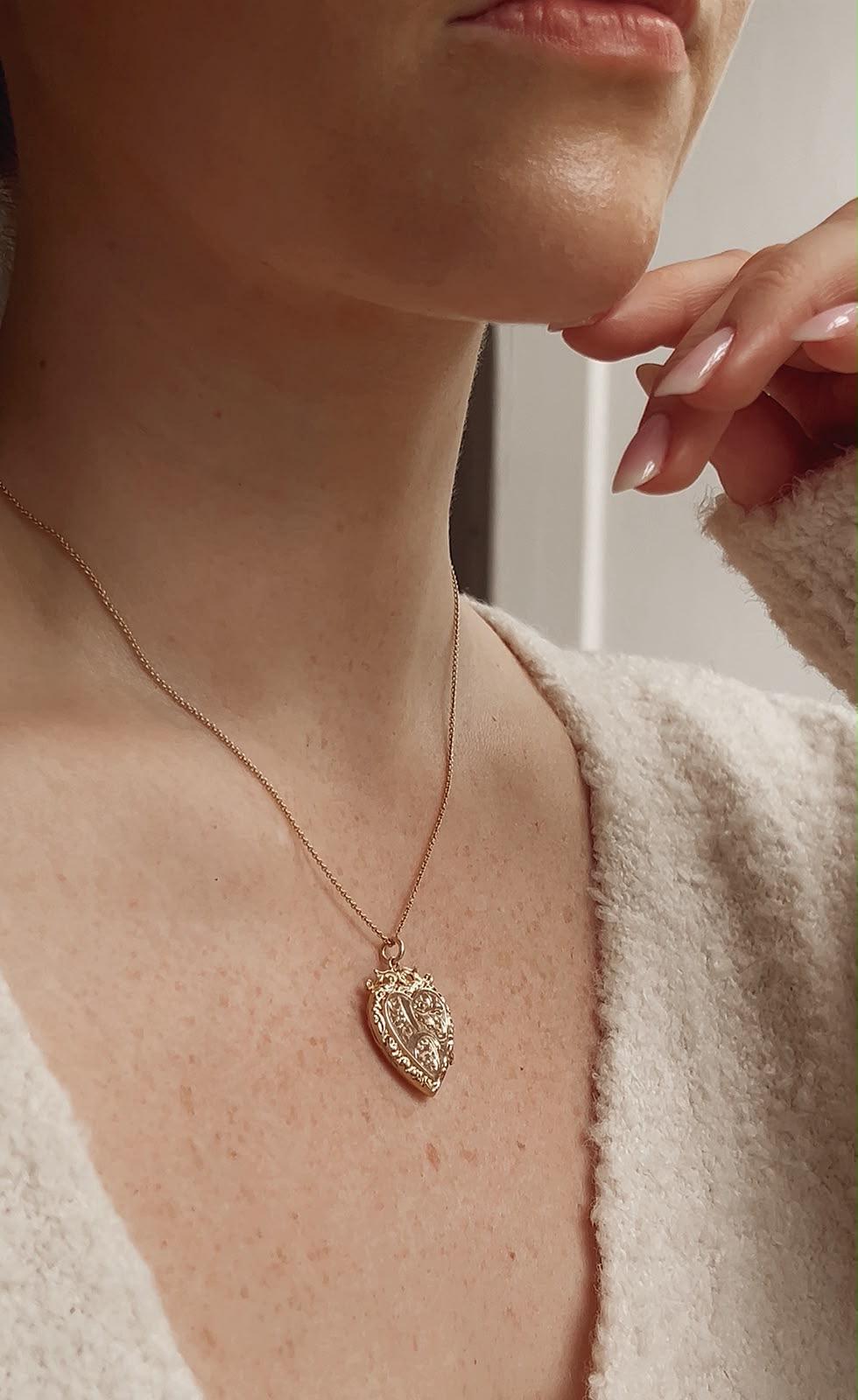 Very Beautiful Antique 9ct Gold Back and Front Heart Locket