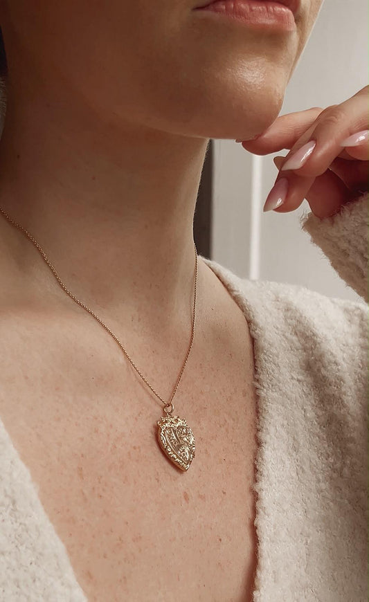 Very Beautiful Antique 9ct Gold Back and Front Heart Locket