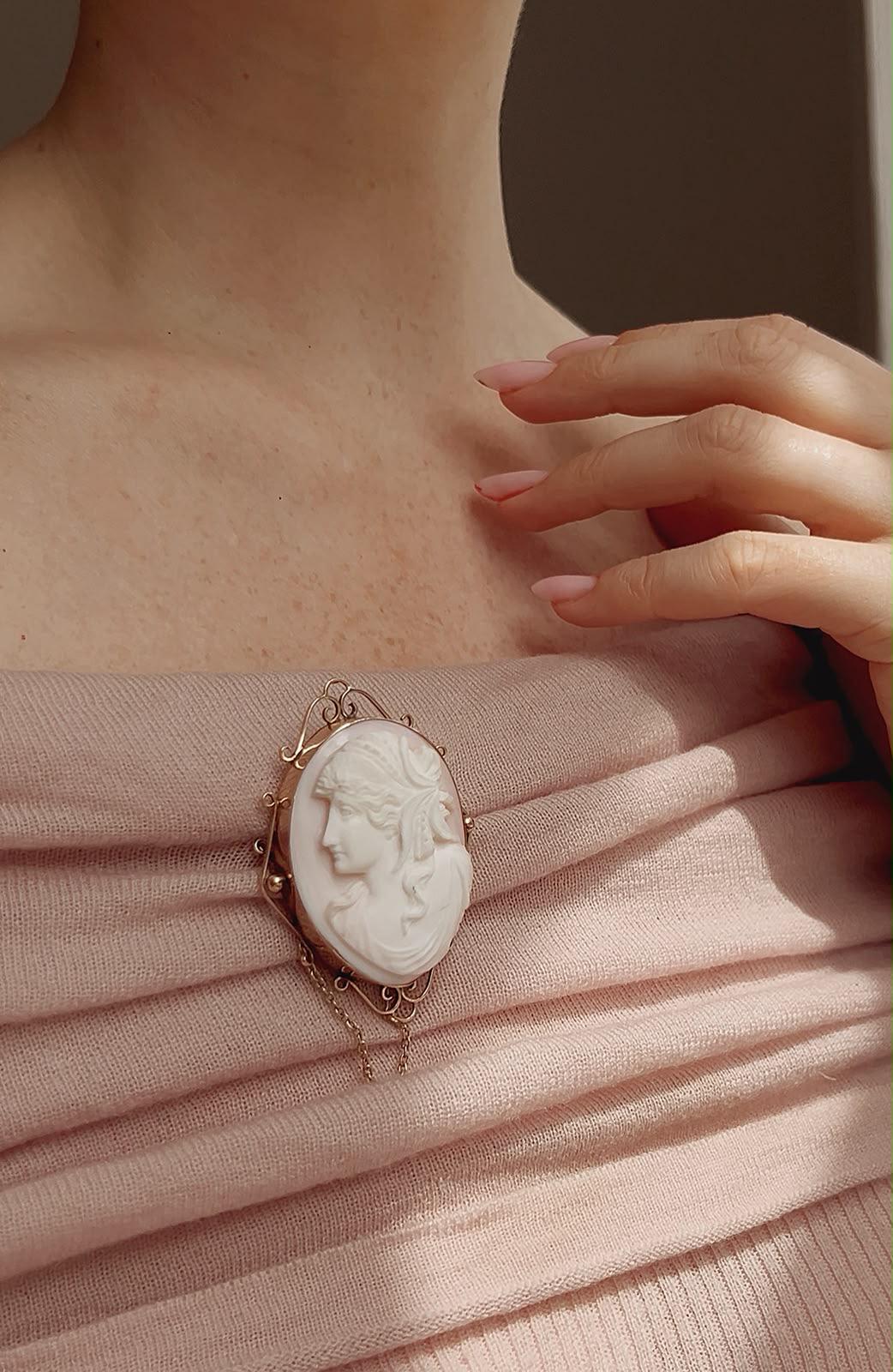 Beautiful Late 19th Century Pink Conch Shell Cameo Brooch in 9ct Gold