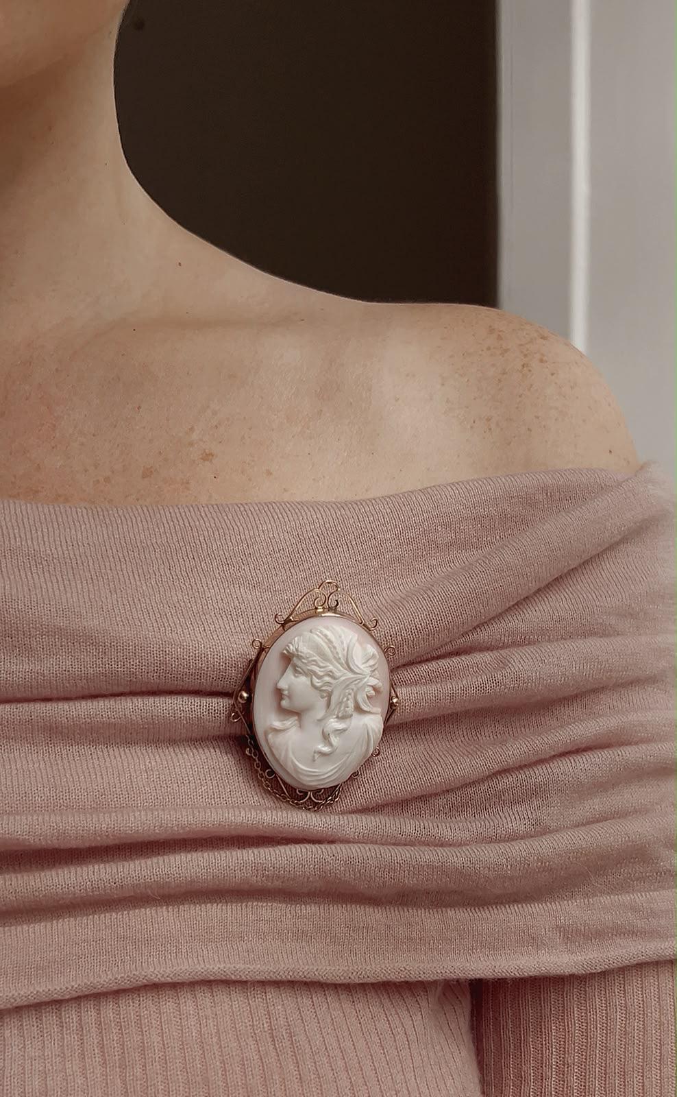 Beautiful Late 19th Century Pink Conch Shell Cameo Brooch in 9ct Gold