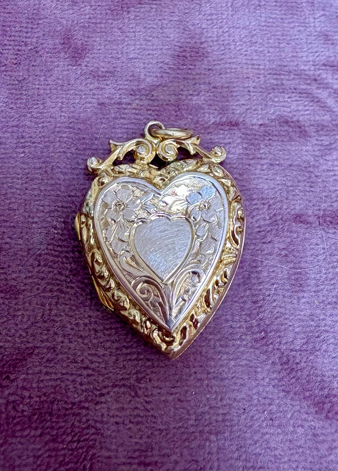 Very Beautiful Antique 9ct Gold Back and Front Heart Locket