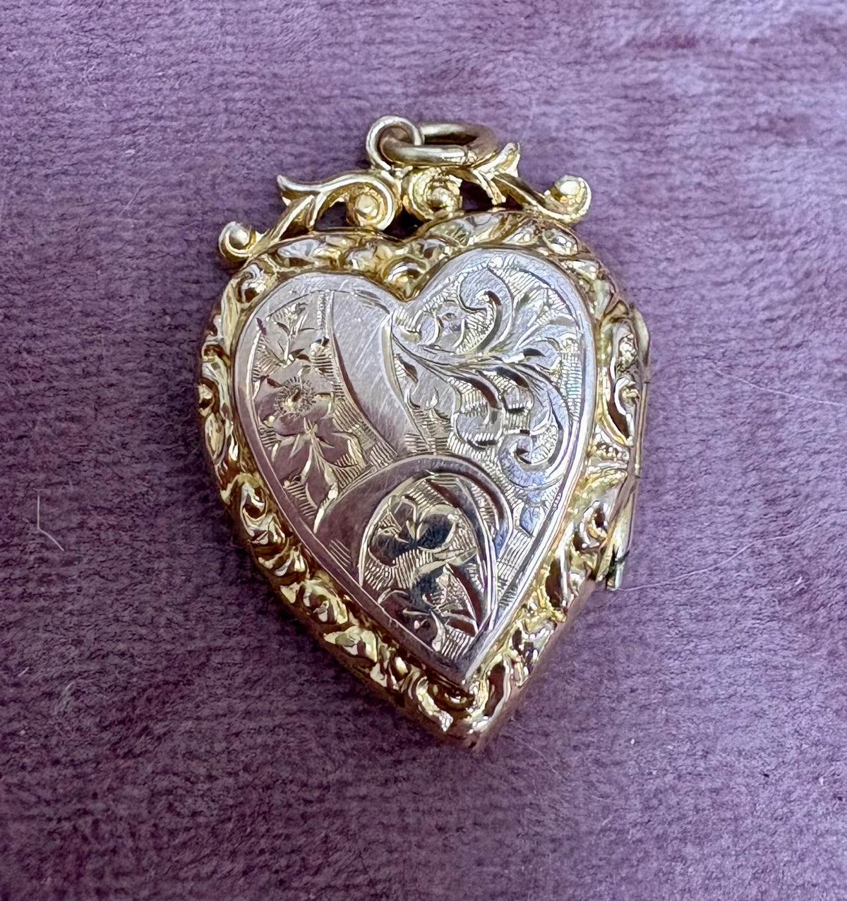Very Beautiful Antique 9ct Gold Back and Front Heart Locket