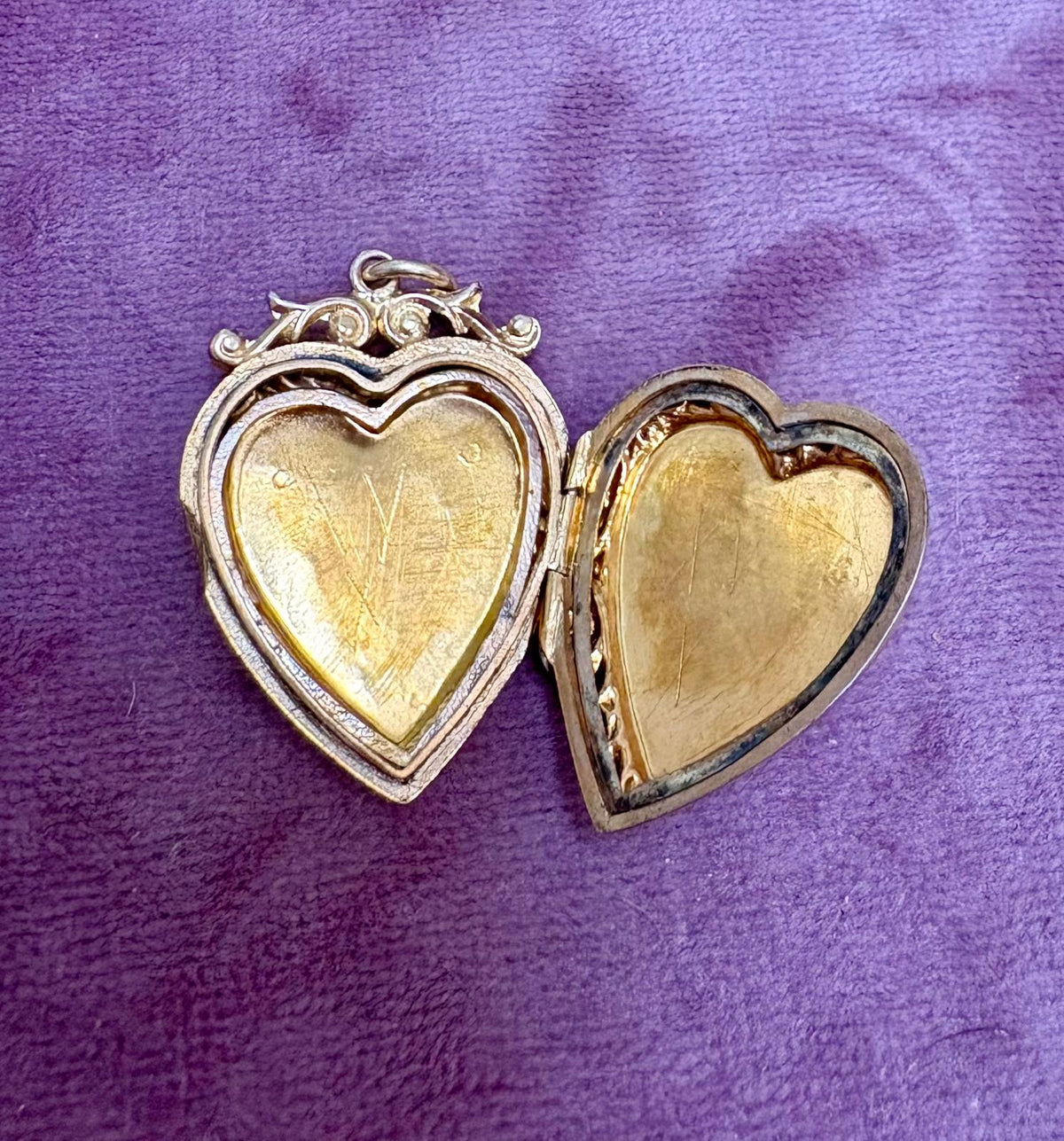 Very Beautiful Antique 9ct Gold Back and Front Heart Locket