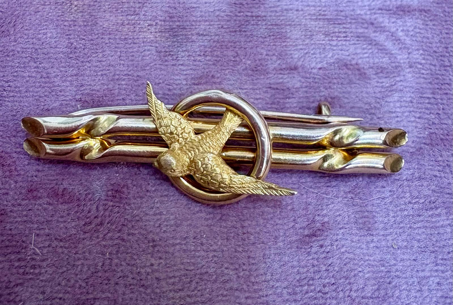 Wonderful Late 19th Century 15ct Gold Swallow Bar Brooch