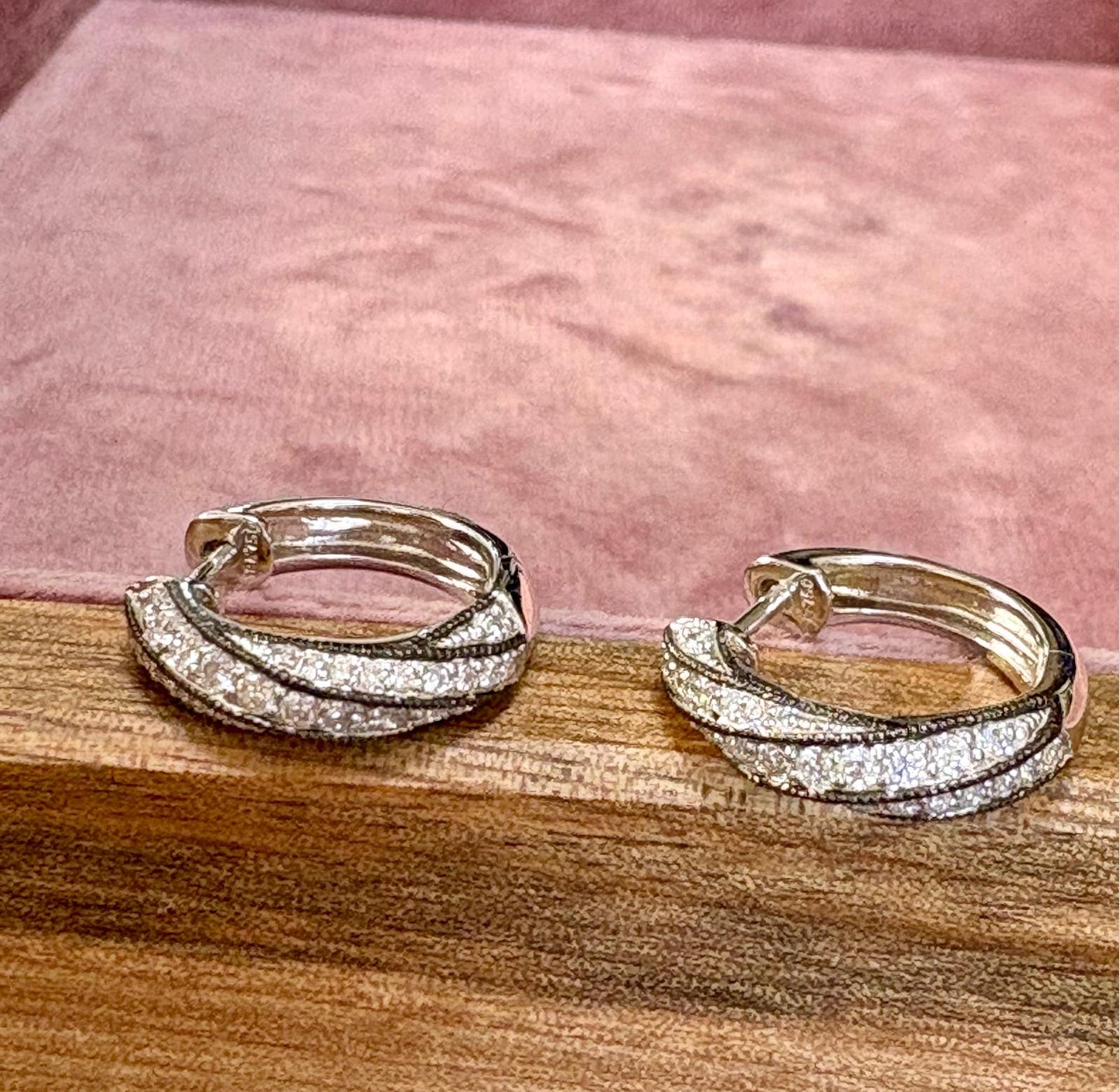 Absolutely Stunning Modern 18ct White Gold Diamond Hoop Earrings