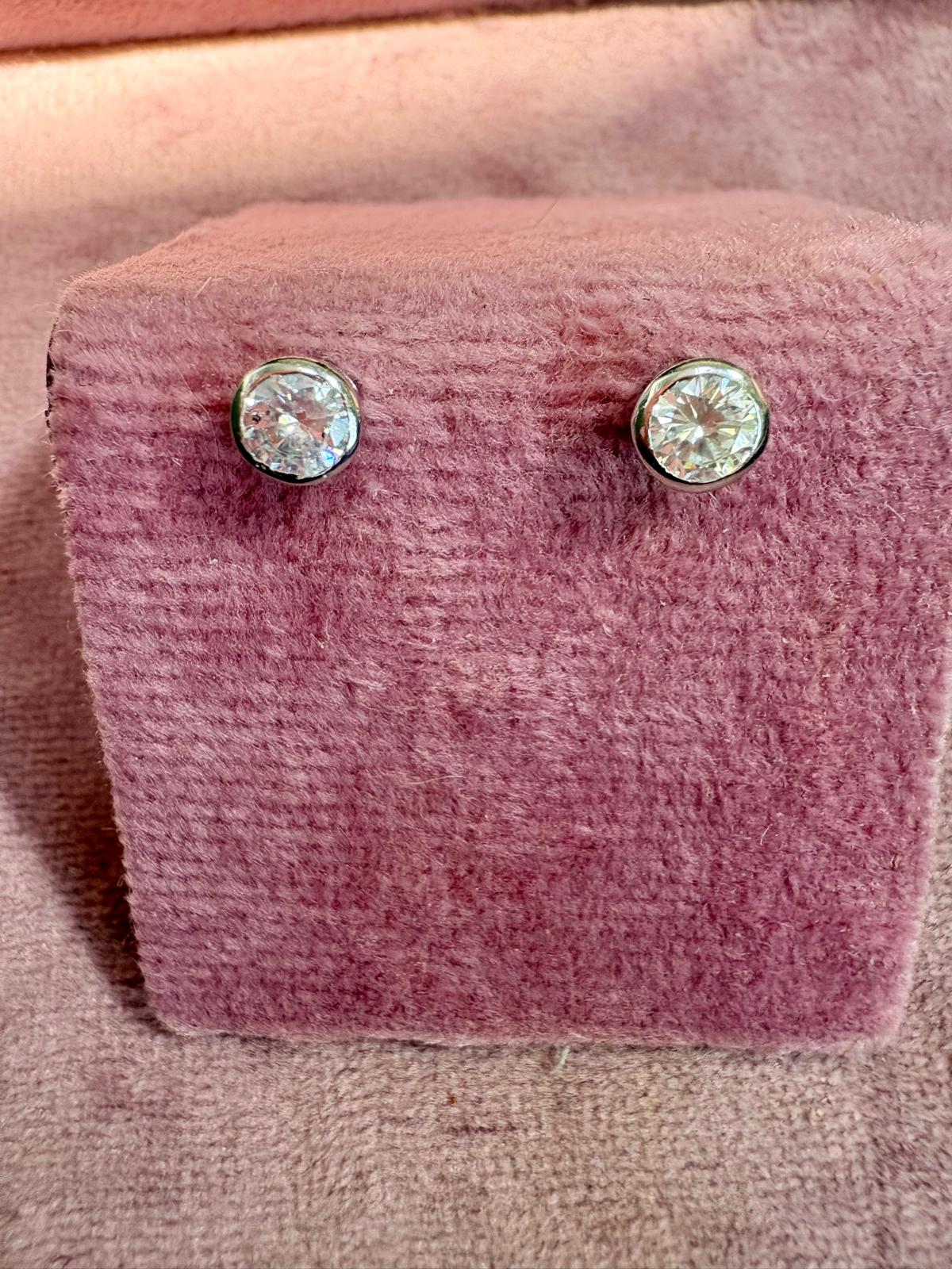 Stunning Modern 18ct White Gold 0.8ct Total Brilliant-Cut Natural Diamond Stud Earrings