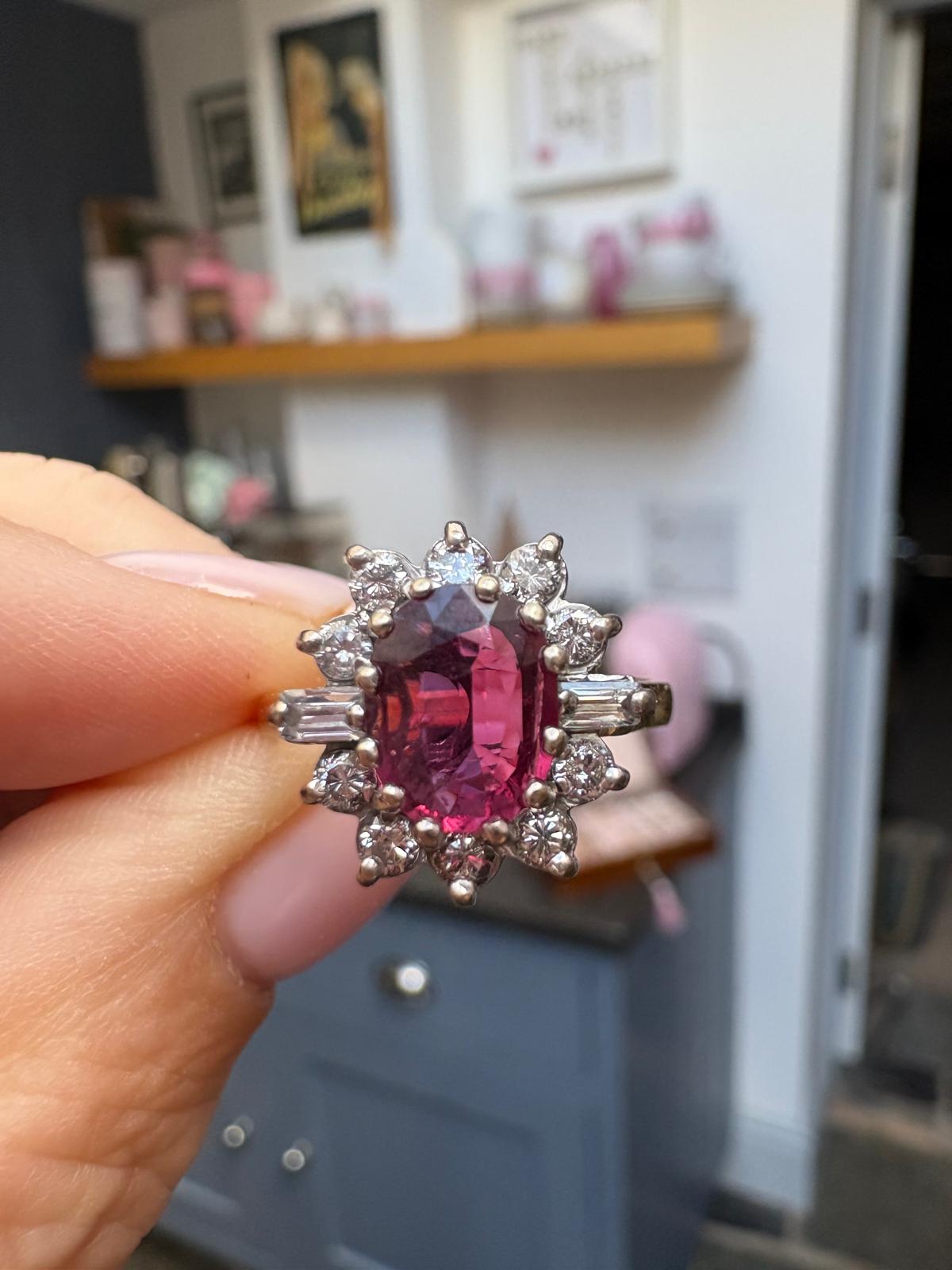 Gorgeous Vintage 18ct Gold, Ruby and Diamond Ring