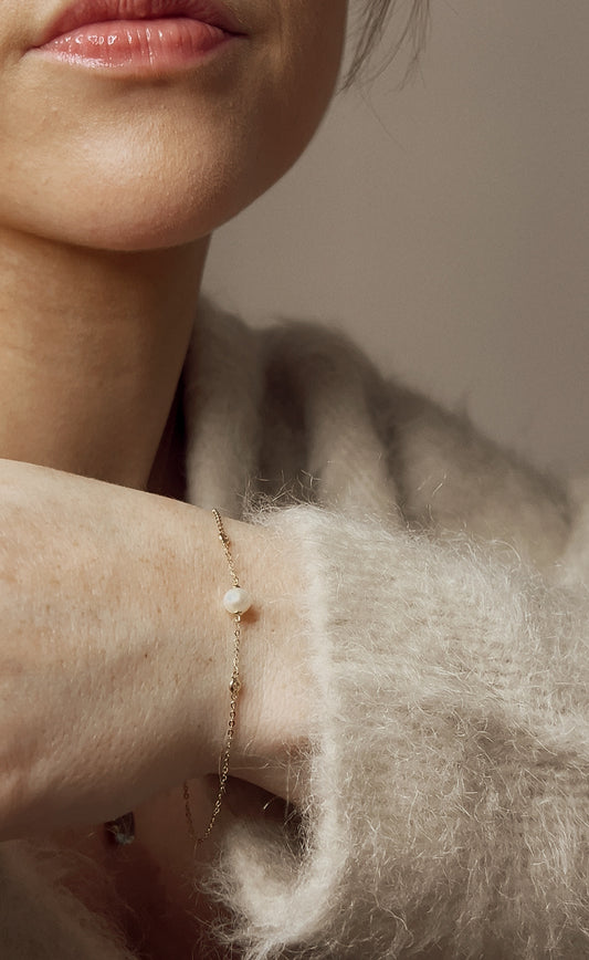 Gorgeous 18ct Yellow Gold Cultured Pearl and Diamond Bracelet