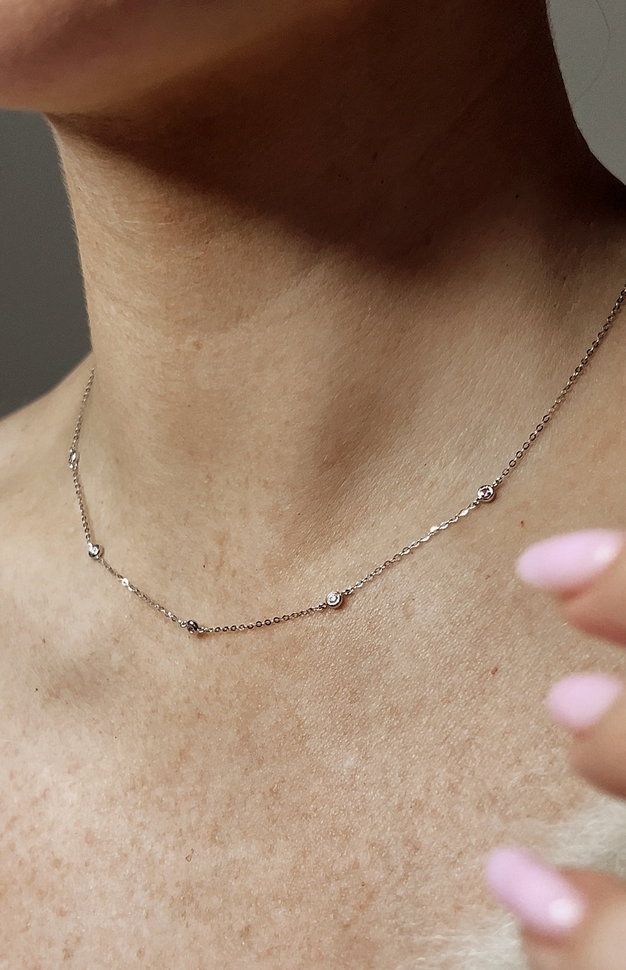 Beautiful 18ct White Gold Necklace with Diamond and Pink Sapphires